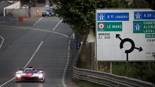 La Toyota GR010-Hybrid numero 7 durante i test a Le Mans