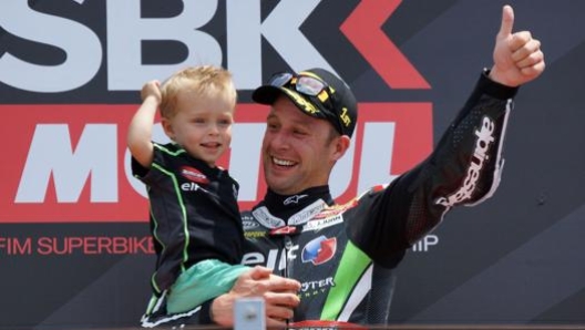 Jonathan Rea, attuale leader del mondiale, a Misano nel 2017 festeggia la vittoria con il figlioletto. LaPresse