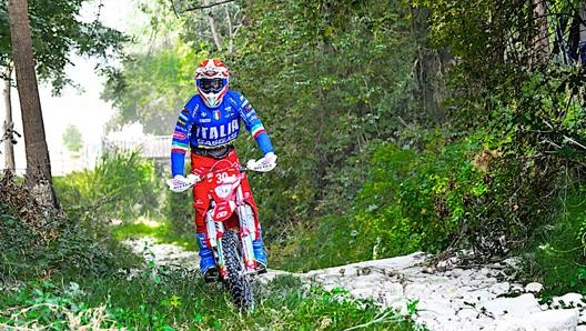 Uno dei piloti italiani in azione durante la Sei Giorni di Enduro