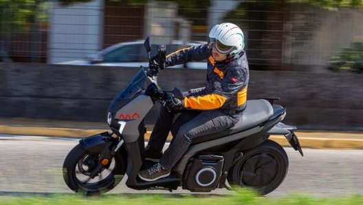 Parlare di sportività è esagerato per uno scooter di questa categoria, ma il piccolo Seat apprezza la guida dinamica