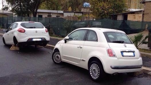 Un'auto lasciata in strada  a cui sono state rubate le ruote