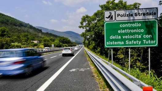 Un cartello che segnala il tutor sulla A16. Ansa