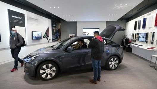 Una Tesla Model Y esposta a Troy in Michigan. Ap