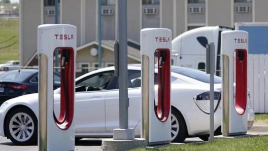 Una Model S in ricarica. Ap