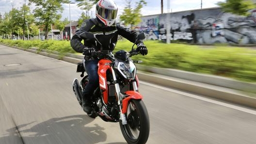 Il motore è molto amichevole, adatto a chi non ha mai guidato una moto con le marce (foto di Giulio Masperi)