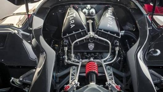 Il peso della Ssc Tuatara è di 1.247 kg, grazie all'uso del carbonio per telaio e carrozzeria e alluminio per motore e sospensioni