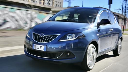 La città è l’habitat naturale della Ypsilon Hybrid, ma anche in autostrada si comporta bene