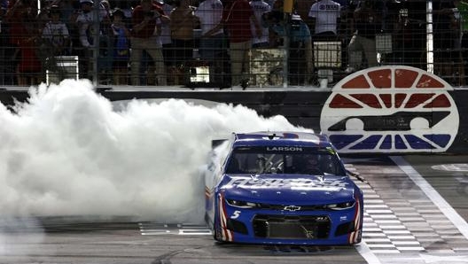 La sgommata di festa di Kyle Larson dopo la vittoria. Afp