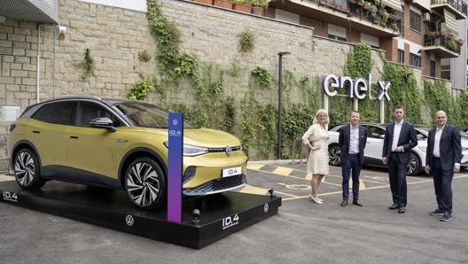 Da sinistra: Elke Temme, direttore ricarica ed energia Volkswagen Group Components, Francesco Venturini, Ceo Enel X, Thomas Schmall, Ceo Volkswagen Group Components e Alberto Piglia, responsabile e-mobility Enel X