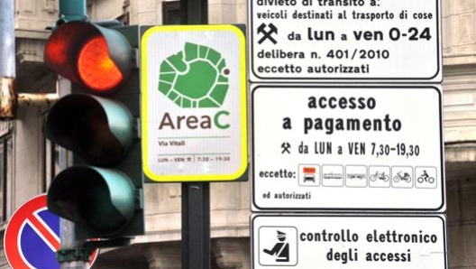 Un varco di Area C a Milano. Imagoeconomica