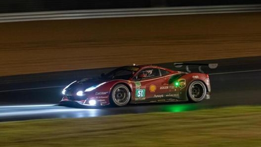 La Ferrari 488 Gte Evo numero 51 nella notte e Le Mans. Foto: L. Cartalade/Aco