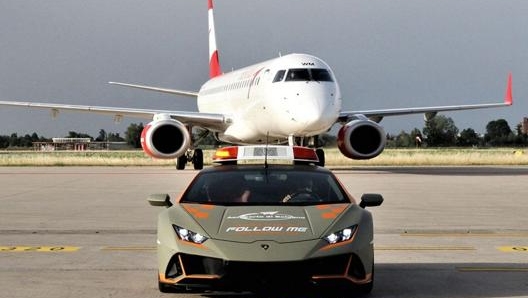 La Lamborghini Huracan Evo in pista in aeroporto