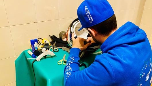 Daniele Pirani al lavoro su un casco