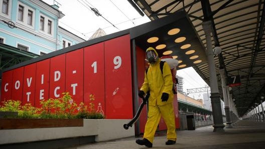 Sanificazione di una stazione ferroviaria a Mosca