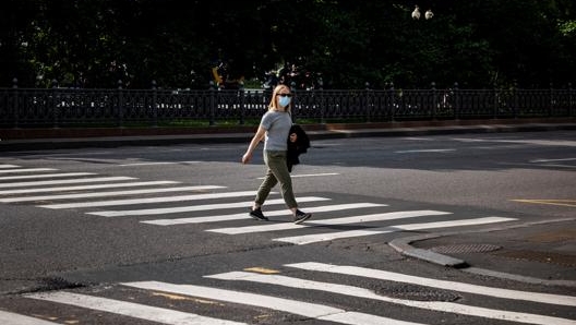 Una strada semideserta di Mosca dopo la decisione del sindaco di dichiarare una settimana "non lavorativa" a causa dell'aumento nel numero di infezioni nella capitale. Afp