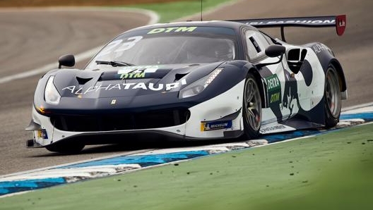 La Ferrari 488 GT3 Evo 2020 di Alex Albon del team AF Corse con la livrea Alpha Tauri