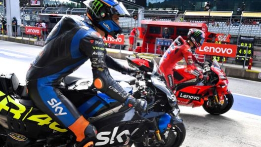 Marini esce dal box dietro Bagnaia