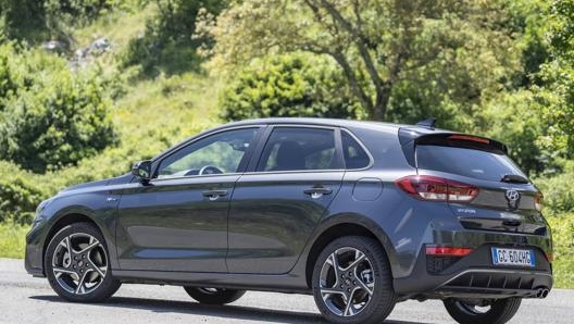 La Hyundai i30 misura 4.340 mm di lunghezza per 1.795 mm in larghezza e un’altezza di 1.455 mm. Il passo misura 2.650 mm