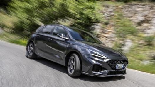 La Hyundai i30 1.0 T-Gdi 120 cv piace per il comfort di marcia e per la precisione di guida, migliorati moltissimo rispetto al passato