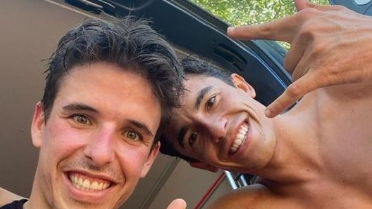 Marc Marquez (a destra) insieme al fratello Alex durante una pausa negli allenamenti (foto @alexmarquez73)