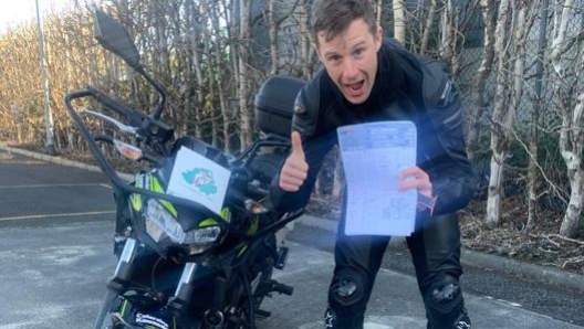 Jonathan Rea con la sua nuova licenza di guida