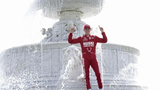 Marcus Ericsson festeggia la vittoria a Detroit. Ap