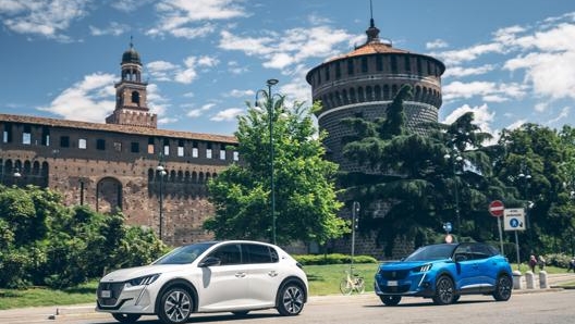 Le due elettriche del leone davanti al castello Sforzesco di Milano