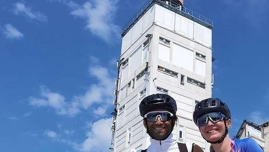 Zarco insieme a Betty Kals, capace di scalare per otto volte il Mont Ventoux in 24 ore (foto @betty_kals)