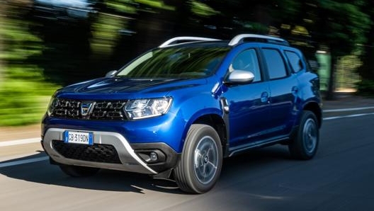 Il frontale della Dacia Duster con i paracolpi tipici dei crossover