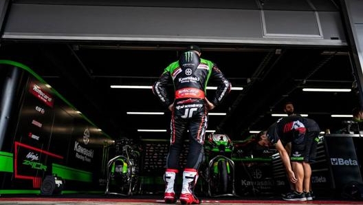 Jonathan Rea davanti al box Kawasaki