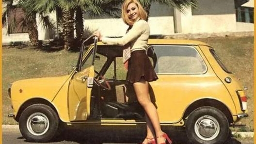 Raffaella Carrà con la Mini Innocenti