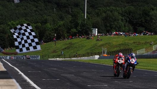 La battaglia dell'ultimo giro tra Razgatlioglu e Redding ha premiato il turco