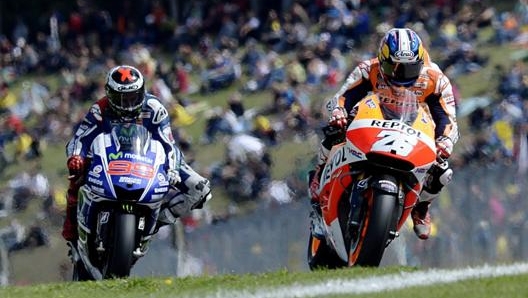 La Honda di Dani Pedrosa davanti alla Yamaha di Jorge Lorenzo nel 2014. Epa