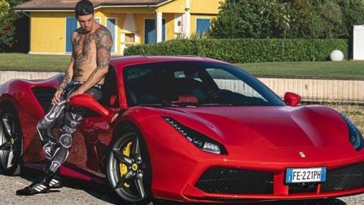 Achille Lauro posa a fianco della Ferrari