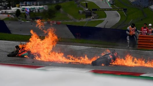 Il momento dell’incidente che ha coinvolto Pedrosa e Savadori nel GP di Stiria. AFP