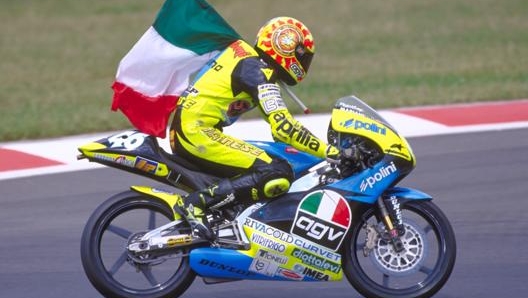 Valentino Rossi festeggia la prima vittoria: è il GP di Brno 1996 della 125. Milagro