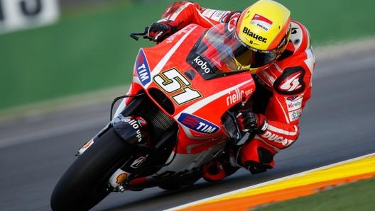 Michele Pirro a Valencia nella prima giornata di test con la Ducati nel 2013