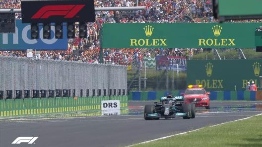 Hamilton da solo alla ripartenza dopo la bandiera rossa