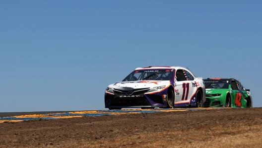 Denny Hamlin sul tracciato di Sonoma, California. Afp