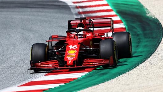 Charles Leclerc con la sua Ferrari SF21