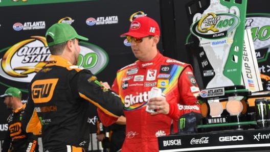 Kurt Busch, a sinistra, con il fratello Kyle. Afp