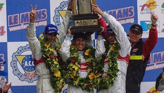 Il podio della Le Mans 2001: a sinistra Emanuele Pirro, compagno di Tom Kristensen in Audi