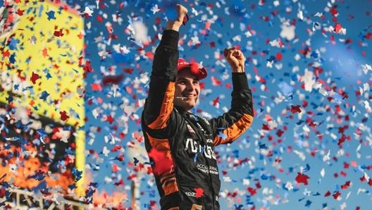 Pato O’Ward festeggiato dopo la sua prima vittoria in Indycar