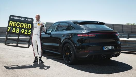 Lars Kern mostra il tempo segnato sul Nordschleife