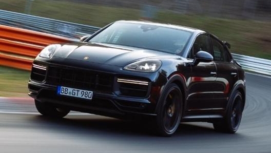 La Porsche Cayenne in azione sul percorso tedesco. Nuovo record categoria Suv: 7’38”925