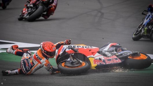 Marc Marquez è caduto durante il primo giro del GP di Gran Bretagna a Silverstone