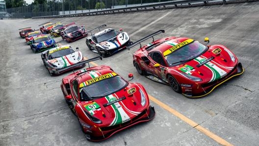 Le Ferrari 488 Gte in posa sulla sopraelevata di Monza