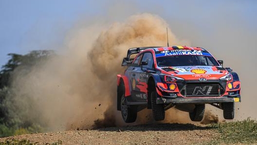 Thierry Neuville in gara in Kenya. Getty