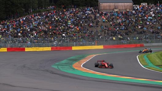 Il pubblico assiepato sulla pista di Spa