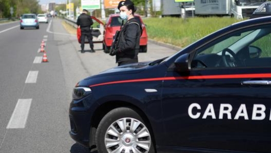 Un controllo dei carabinieri lungo la via Emilia. Ansa